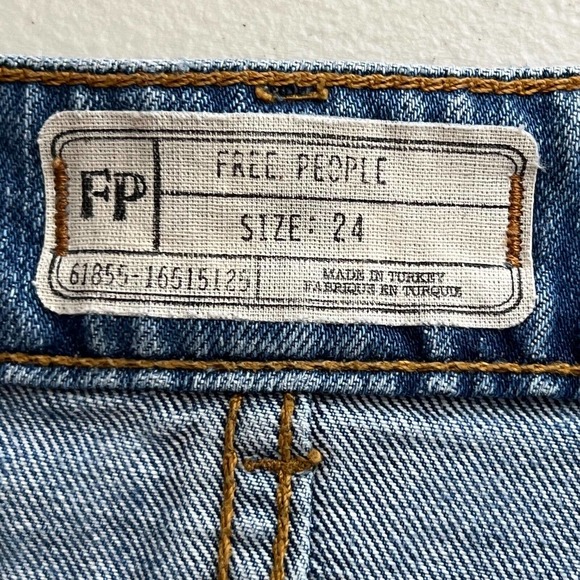 Free People Wild Rose Jean Skirt Size 2 Blue Embroidered Fray Hem Mini Floral - Picture 13 of 15